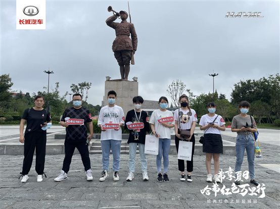 到場(chǎng)館內合影